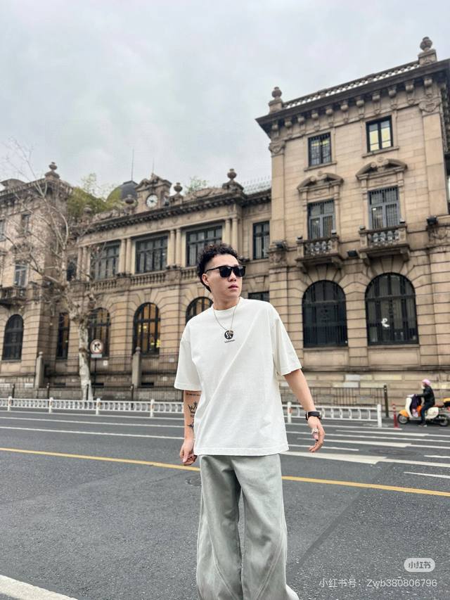 高品质 品名：Lululemon 24Ss春夏新款 小标反光印花宽松字母图案男女同款圆领纯棉短袖T恤 版型；宽松版 面料：330G全棉精梳棉 颜色： 黑色-白色