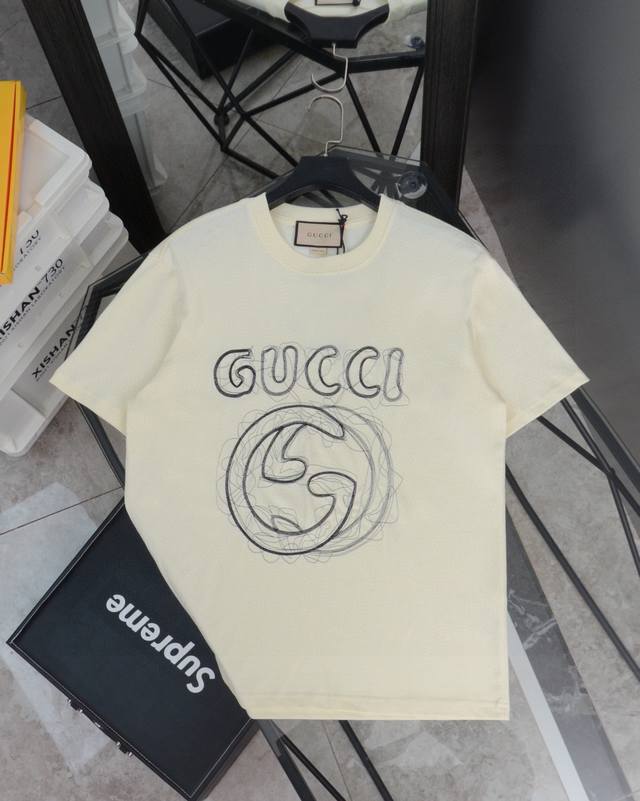 顶级复刻 古驰 Gucci曲线字母Logo双G刺绣圆领短袖T恤 款号：829 原版面料官方同款短袖T恤 定制280 克同缸染面料手感非常舒服 春夏最新砖柜同步时
