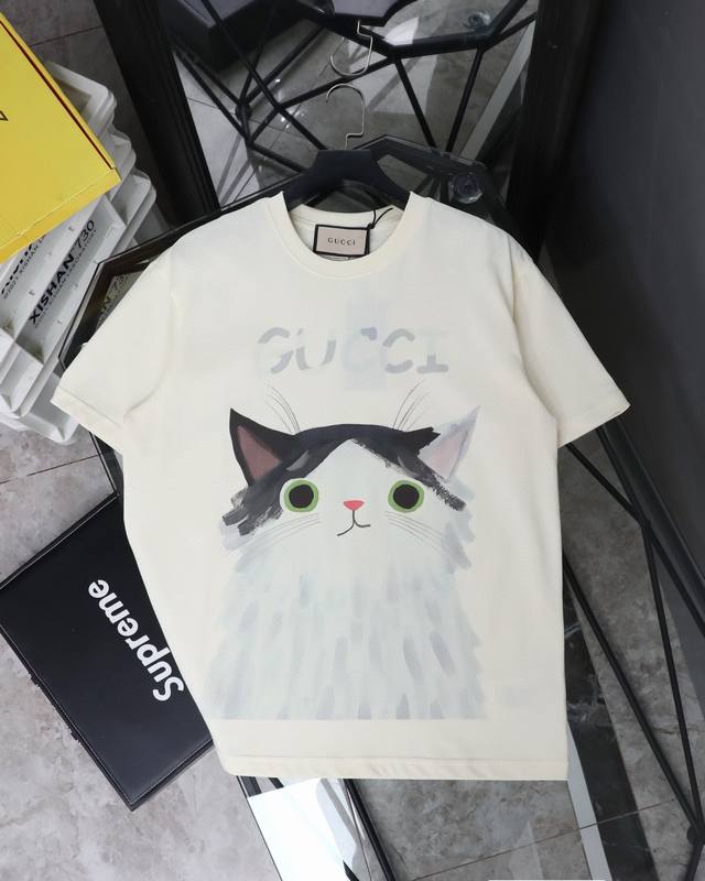 古驰 Gucci小猫圆领短袖T恤 款号：337 原版面料官方同款短袖T恤 定制280 克同缸染面料手感非常舒服 春夏最新砖柜同步时尚又个性超级百搭好看的一款男女
