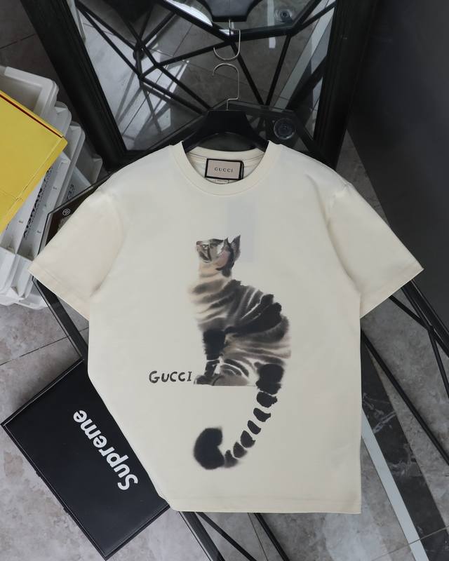 古驰 Gucci抬头小猫印花圆领短袖T恤 款号：358 原版面料官方同款短袖T恤 定制280 克同缸染面料手感非常舒服 春夏最新砖柜同步时尚又个性超级百搭好看的