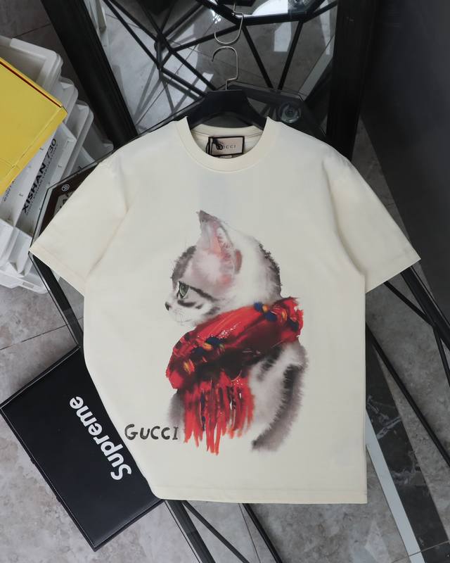 古驰 Gucci围巾小猫印花圆领短袖T恤 款号：356 原版面料官方同款短袖T恤 定制280 克同缸染面料手感非常舒服 春夏最新砖柜同步时尚又个性超级百搭好看的