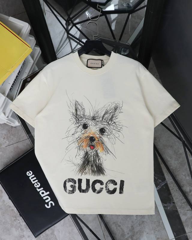 古驰 Gucci蜡笔小狗印花圆领短袖T恤 款号：360 原版面料官方同款短袖T恤 定制280 克同缸染面料手感非常舒服 春夏最新砖柜同步时尚又个性超级百搭好看的