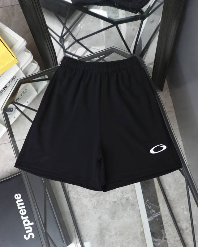 顶级版本 巴黎世家Balenciaga环6刺绣大毛圈短裤 宽松版型 面料定织定染380克纯棉大毛圈 面料全部经过预缩水和蚀毛处理 洗后不缩水 手感柔软顺滑亲肤舒
