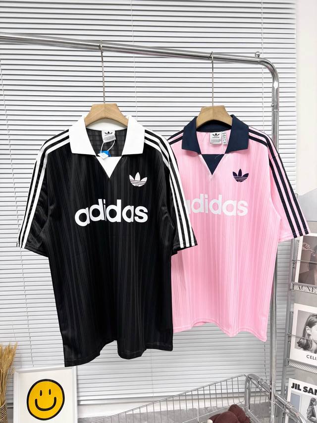 2025夏季新款Adidas三叶草三条纹印花球衣短袖T恤男女同款宽松半袖 插肩款的肩部设计运用三条杠元素 面料采用巴黎Zp定织定染全棉双纱 休闲运动都可以冲不挑