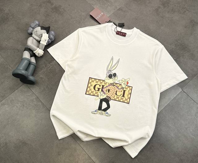 潮牌Gucci古驰直喷兔八哥情侣款短袖T恤！Logo图案印花金典短袖T恤，采用280G双纱高克重高级感十足，时尚又个性 超级百搭好看的一款 男女同款 人手必备