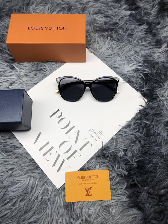 Louis Vuitton路易威登太阳镜顶级最高版本』 重磅来袭通过关系搞到一批海关扣押的Lv墨镜 全球最火的款式之一 可以承载岁月的经典之作 永不过时 独家渠