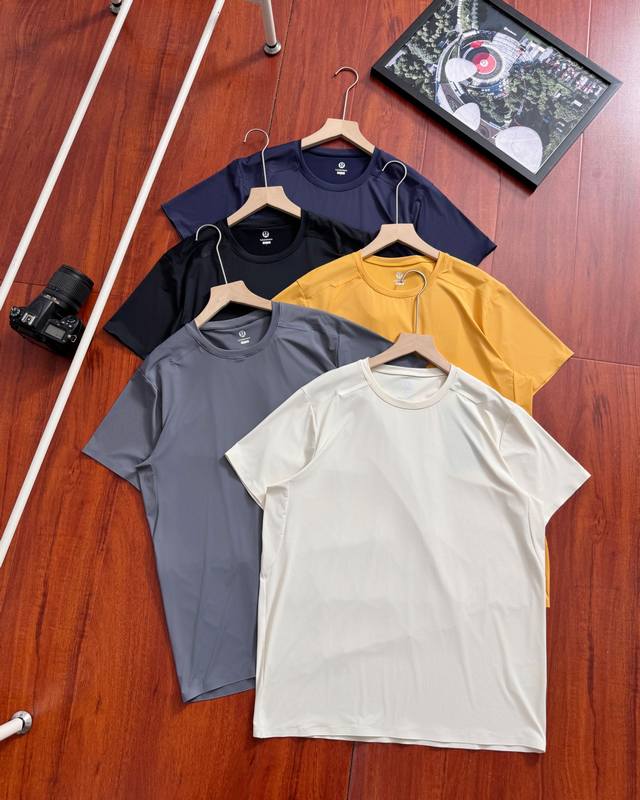 供 Lululemon 露露夏季速干无缝休闲短袖T恤露露严选男装，日常通勤穿搭，Lulu 夏季黑科技速干无缝休闲T恤，肩部压胶设计，肩部下摆领口袖口都做了锁边的