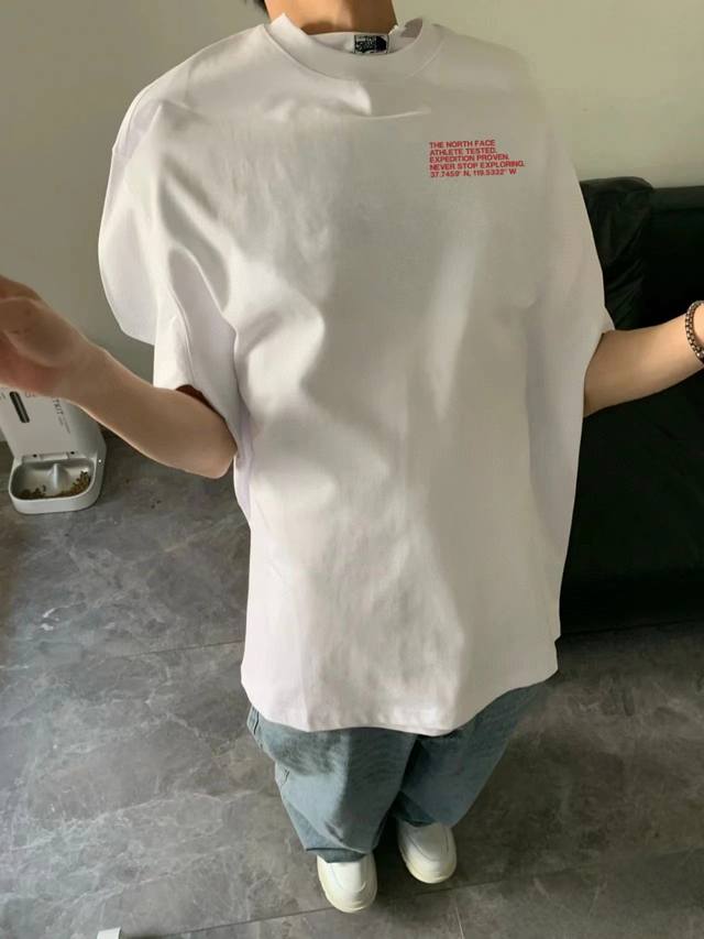 The North Face 北面25Ss 重影印花短袖 高版本 重工 短袖T恤 顶级用料 限量发售！ 面料：250克 双纱双股用料 预缩定型 具有良好的吸汗性