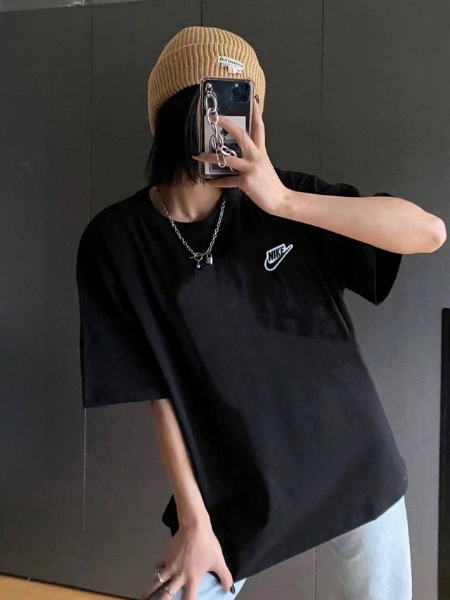 顶端贴布刺绣品质耐克Nike 基础款短袖宽松男女同款情侣款 采用抗菌260克新疆长绒棉重磅面料 透气舒适 怎么洗都不起球透气轻柔的短袖，让您穿着舒适一整天！ 品