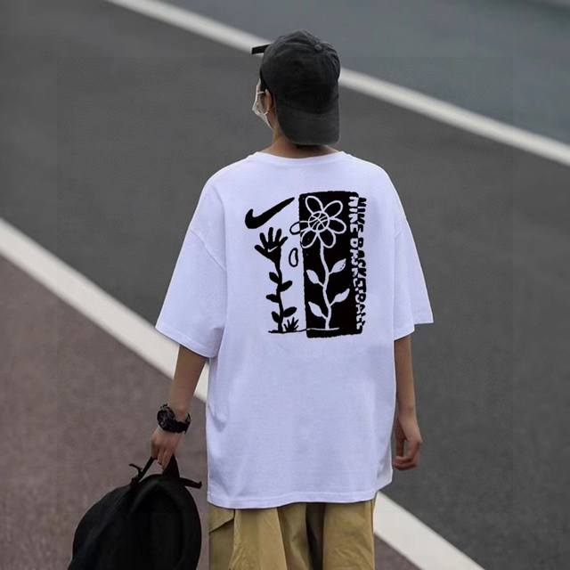 耐克Nike 印花260克重磅纯棉短袖T恤简约圆领落肩短袖 此款采用260G重磅棉 亲肤舒适，透气凉爽加厚螺纹领 配以二本针走线 使得领子经久不变型，通肩压条有