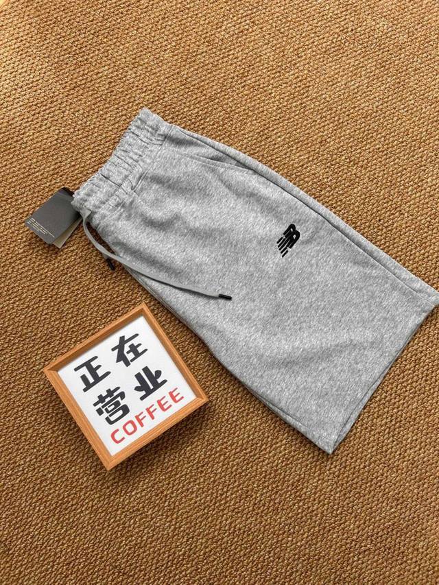 New Balance 新百伦夏季最新款基础五分休闲短裤 采用重磅华棉面料，触感柔和、垂感强，穿着体验感好 4-5级水洗色牢度不易褪色 面料采用水洗印染工艺 水