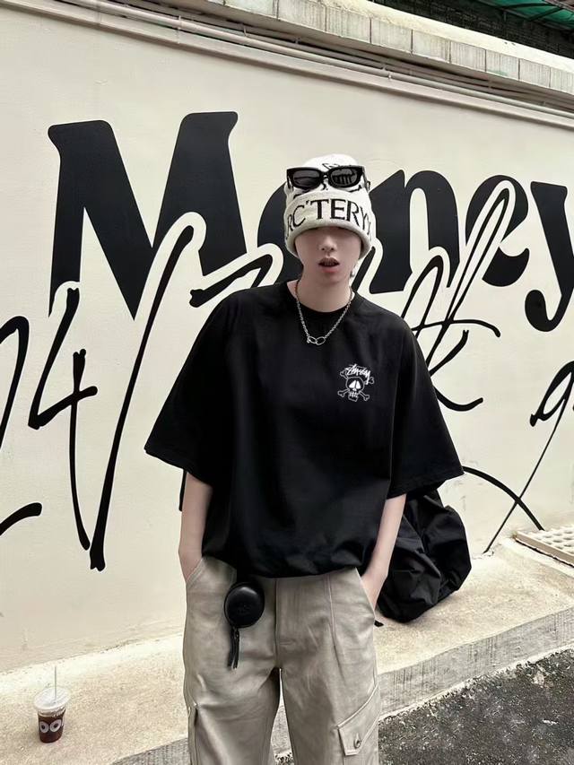 Stussy 斯图西25Ss 骷髅头印花短袖 高版本 重工 短袖T恤 顶级用料 限量发售！ 面料：250克 双纱双股用料 预缩定型 具有良好的吸汗性.可以保持干