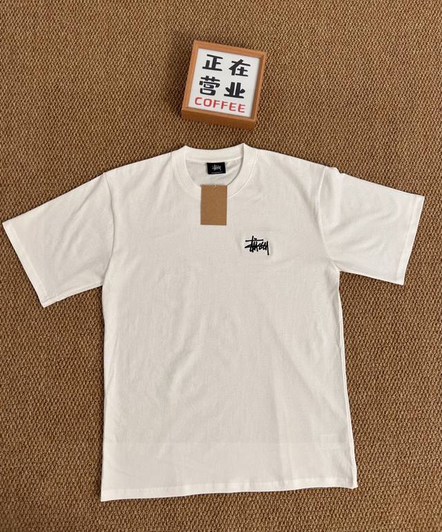 顶端刺绣品质Stussy 斯图西基础款短袖宽松男女同款情侣款 采用抗菌260克新疆长绒棉重磅面料 透气舒适 怎么洗都不起球透气轻柔的短袖，让您穿着舒适一整天！