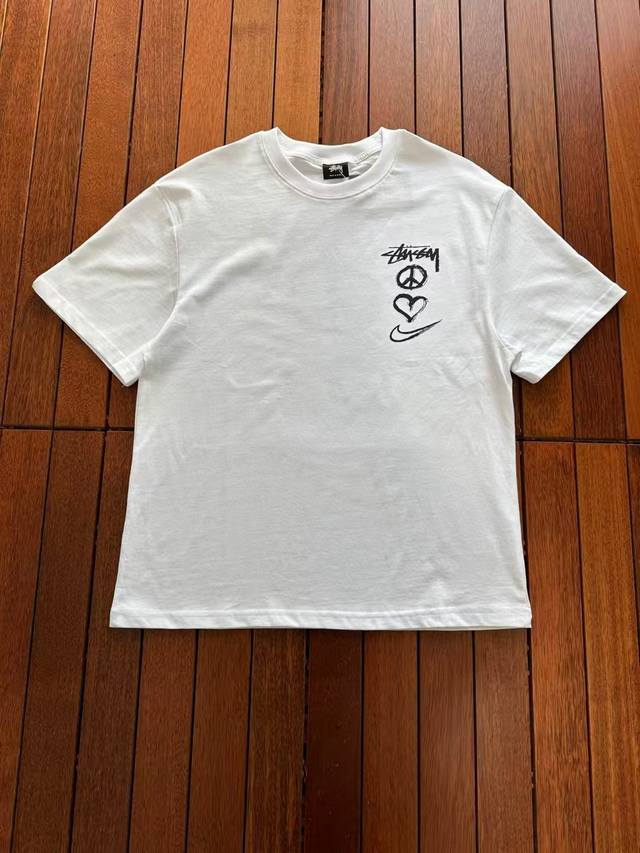 Stussy 斯图西25Ss 爱心耐克印花短袖 高版本 重工 短袖T恤 顶级用料 限量发售！ 面料：250克 双纱双股用料 预缩定型 具有良好的吸汗性.可以保持