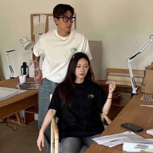 Stussy 斯图西25Ss 绿眼睛印花短袖 高版本 重工 短袖T恤 顶级用料 限量发售！ 面料：250克 双纱双股用料 预缩定型 具有良好的吸汗性.可以保持干