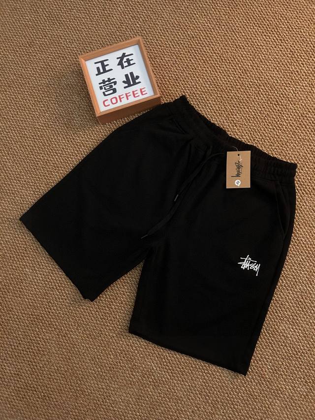 Stussy 斯图西夏季最新款基础五分休闲短裤 采用重磅华棉面料，触感柔和、垂感强，穿着体验感好 4-5级水洗色牢度不易褪色 面料采用水洗印染工艺 水洗不褪色