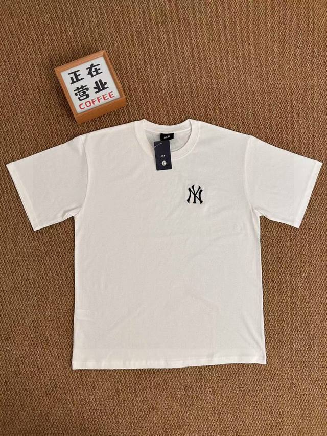顶端刺绣品质Mlb 基础款双拼刺绣白色短袖宽松男女同款情侣款 采用抗菌260克新疆长绒棉重磅面料 透气舒适 怎么洗都不起球透气轻柔的短袖，让您穿着舒适一整天！