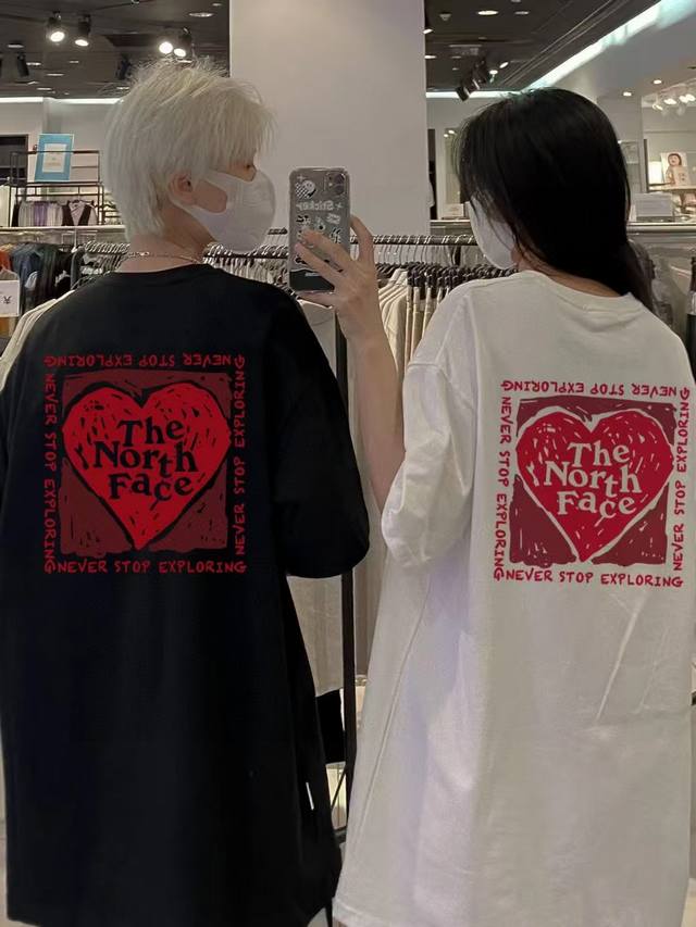 The North Face 北面25Ss 红色爱心印花短袖 高版本 重工 短袖T恤 顶级用料 限量发售！ 面料：250克 双纱双股用料 预缩定型 具有良好的吸