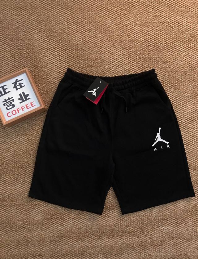 Jordan 乔丹 飞人夏季最新款基础五分休闲短裤 采用重磅华棉面料，触感柔和、垂感强，穿着体验感好 4-5级水洗色牢度不易褪色 面料采用水洗印染工艺 水洗不褪