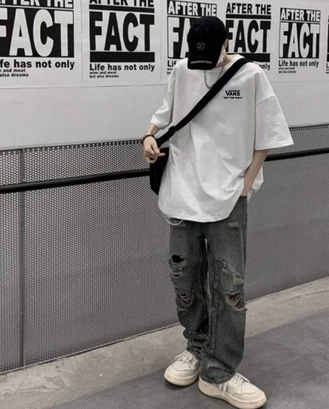 Vans 万斯25Ss 飞碟印花短袖 高版本 重工 短袖T恤 顶级用料 限量发售！ 面料：250克 双纱双股用料 预缩定型 具有良好的吸汗性.可以保持干爽舒适的