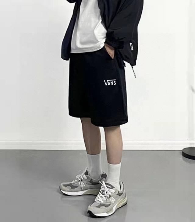 Vans 万斯印花夏季最新款基础五分休闲短裤 采用重磅华棉面料，触感柔和、垂感强，穿着体验感好 4-5级水洗色牢度不易褪色 面料采用水洗印染工艺 水洗不褪色 穿