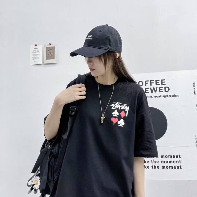 Stussy 斯图西25Ss 扑克牌印花短袖 高版本 重工 短袖T恤 顶级用料 限量发售！ 面料：250克 双纱双股用料 预缩定型 具有良好的吸汗性.可以保持干