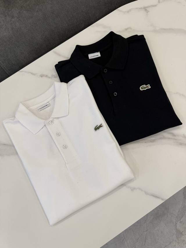 Lacoste 法国鳄鱼 经典贴布Logo 休闲黑白基础款Polo衫 采用高支数240G纯棉珠地布面料，透气不闷热，具备良好弹性与贴肤质感。无论是春夏单穿，还是