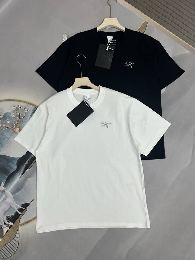 Arc‘Teryx 始祖鸟日版柜子在售款基础款胸口刺绣Logot恤 短袖男女同款 采用日本百灵达万针刺绣 刺绣不连线 这T恤我爱它一万年啊啊！！300G重磅纯棉