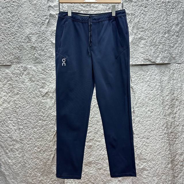 春夏上新 昂跑On男士春夏薄长裤。高弹秘鲁条，功能性面料。 高弹无束缚 ，腰部带有激光冲孔压胶封口，藏青，浅灰 M裤长98臀围51腰围38脚口15.8建议体重