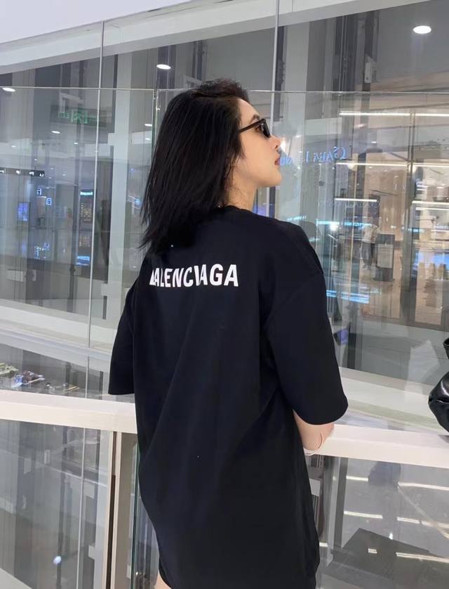上新！ 巴黎世家 Balenciaga情侣款白字母短袖T！宽松版型！ 采用230克精梳凯迪纯棉面料！突出精致！质感无敌！百搭黑色！ 依然顶级工艺！过肩领条加固不