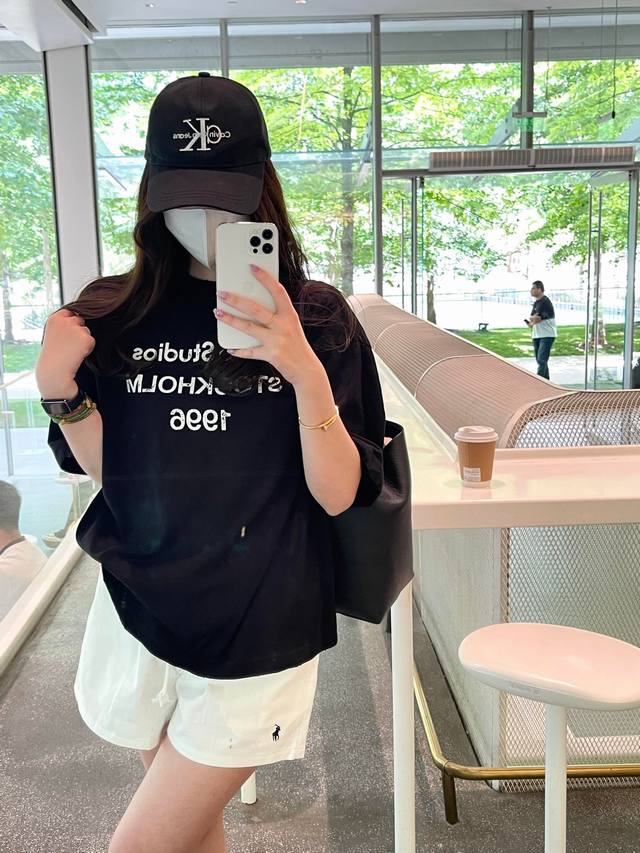 上新！ Acne Studios25新款情残缺字母侣款短袖T！宽松版型！ 采用320克精梳纯棉面料！ 肩部过肩领条领口二本针加固 机洗不变形！ 颜色：黑色 尺码