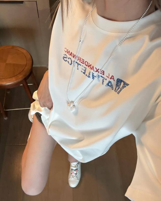 上新！ 高品质！ 亚历山大王 Alexanderwang破碎字母情侣款短袖T！宽松版型！ 很多宝子问的款 专柜爆款！ 采用230克凯迪纯棉面料！突出精致！质感无