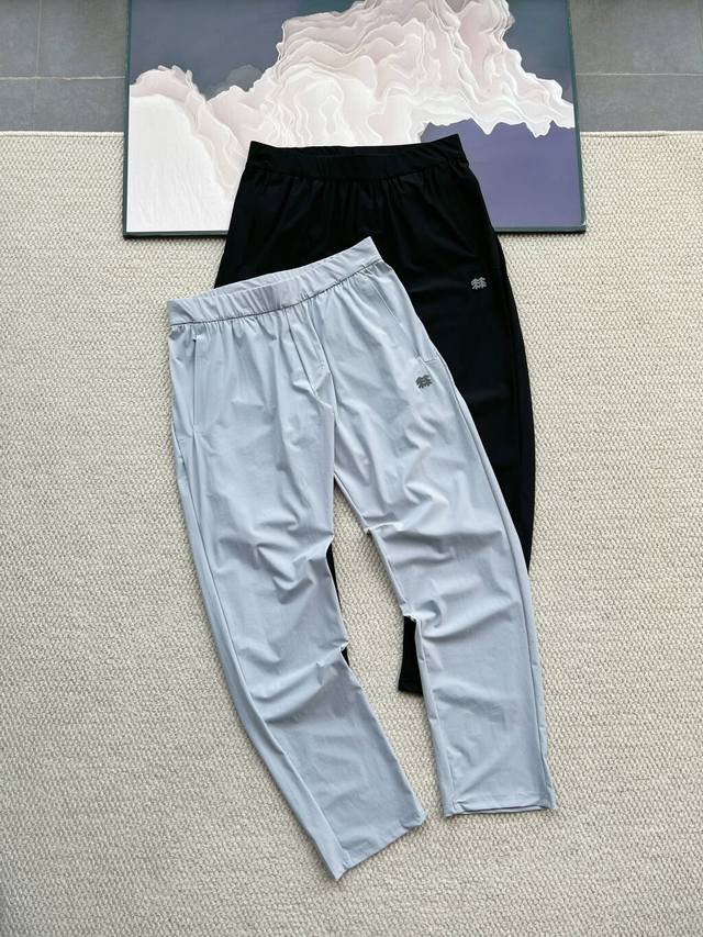 Kolon Sport可隆男士防晒户外休闲裤 解锁夏日新宠！夏日炎炎，还在为裤子闷热、黏腻而烦恼？此款可隆男士速干裤带着强大功能和时尚基因，帮你轻松摆脱夏日穿搭
