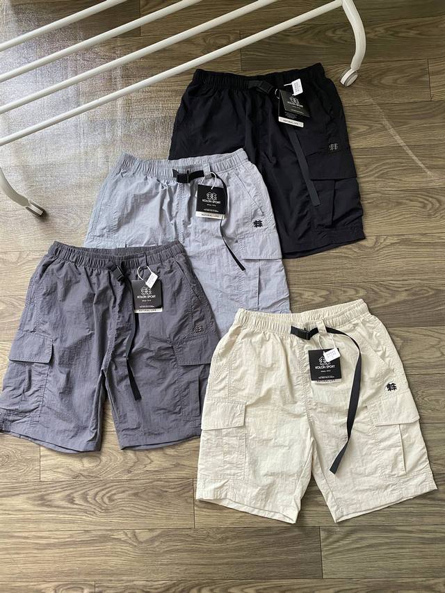 可隆Kolon Sport 翻盖多口袋宽松防泼水耐脏五分短裤 官W在售900+，很硬的一批货，官网原版购回！所以辅料全部开模定制！金属Golo，独家首发...可