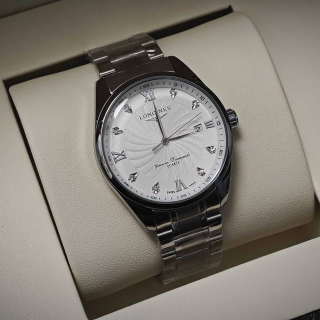 Longines浪琴 名匠系列 自动机械机芯 日历款商务男表41Mm 白色表盘 钢壳钢带 作为一家传统制表公司，浪琴表自创立之初便不断推出品质非凡的经典时计。自