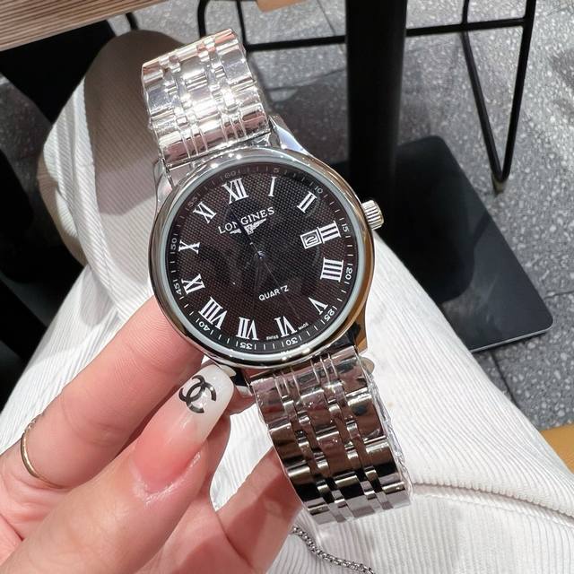 浪琴Longines 经典名匠系列 蓝针日历 进口男士石英腕表 表盘的格纹和罗马刻度搭配显得经典又大气，无论多少年都不会过时的一款手表。 采用真空电镀表壳，进口