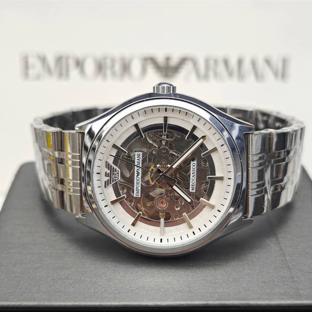 Emporio Armani阿玛尼飞轮镂空全自动机械手表Ar60003 阿玛尼手表以让男性时尚、儒雅、气度非凡为目标，追求时尚大气的商务风格的同时一并展现生活中