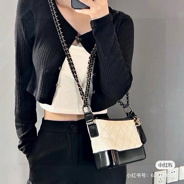 Chanel 香奈儿流浪包白色 由老佛爷亲自操刀设计，受娱乐圈女明星刘雯、赵丽颖、迪丽热巴、欧阳娜娜等钟爱的这款 Chanel 流浪包，究竟有什么特别之处？ 黄