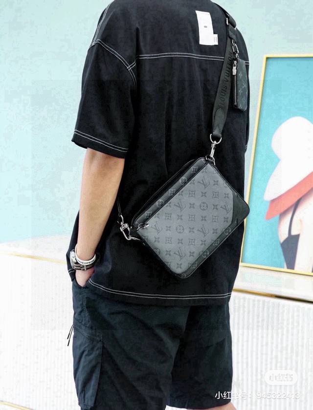 Lv 黑武士三合一 今年最火男包，Lv黑武士三合一邮差包 黑色Lv老花真的很酷帅 黑银反转色也叫黑武士，帅到没朋友 三个包可以分别拆下来，随意组合 深灰色和经典