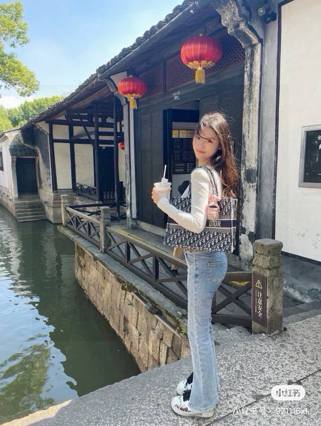 Dior迪奥老花蓝色中号托特包 这只极具艺术气息、时尚感和实用性 如果你是一个气质型美女，那一定得选择Dior的这只老花托特包 精细的刺绣图案天生带着一种很精致