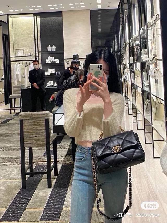 Chanel 香奈儿19 Bag Chanel19Bag是由 Karl Lagerfeld和 Virginie Viard共同创作 首次出现在 秋冬系列中 到今