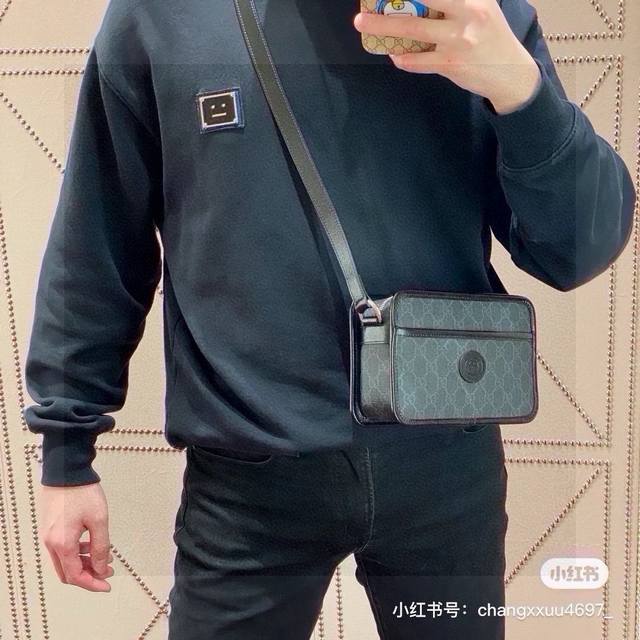 Gucci 古驰Retro 黑色相机包 吴磊弟弟同款 经典老花元素，满满的Gucci风 有了它，其它相机包瞬间不香了 比烂大街的虎头包更耐看 方正正的包形很好搭