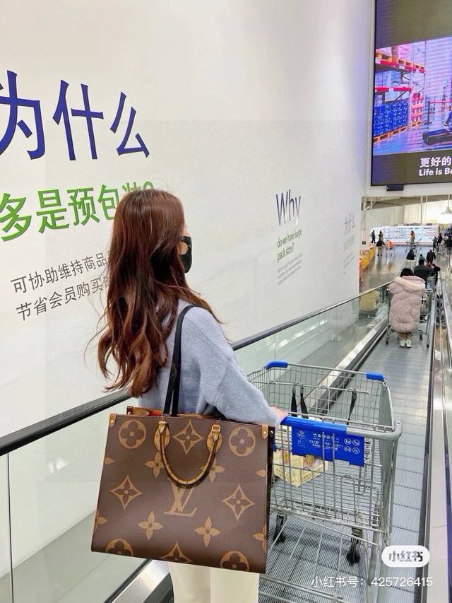 Lv Onthego 丛林包大号 这款包不用多说，是驴家不可多得的一款大火包之一了，出镜率嘎嘎高！ 首先还是要夸一夸颜值的！无敌的大气！自带气场！如果觉得 Ne