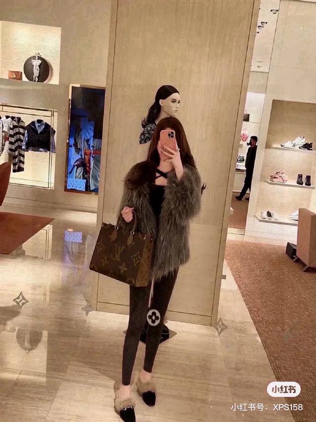 Lv Onthego 丛林包中号 这款包不用多说，是驴家不可多得的一款大火包之一了，出镜率嘎嘎高！ 首先还是要夸一夸颜值的！无敌的大气！自带气场！如果觉得 Ne