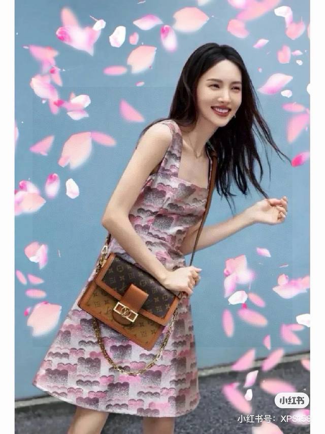 Lv 达芙妮大号 Dauphine “达芙妮”，浪漫又好听的名字 这只包从面世到现在，热度持续了四年多 完全可以加入大家的“经典款”Lv包包清单 经典控必收，颜