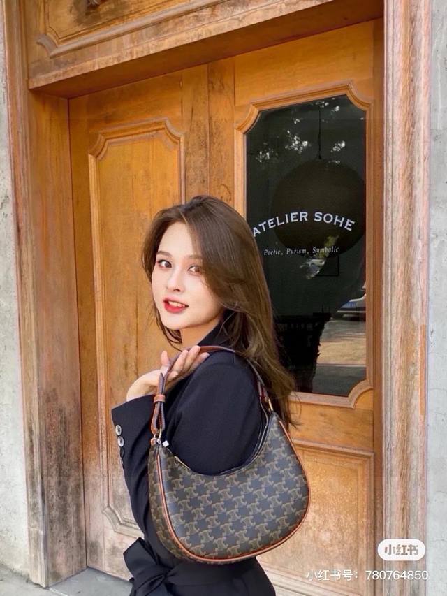 Celine 断货王 Ava腋下包，火到不行的爆款！ Lisa、李沁、宋祖儿、刘雯、宋妍霖等一众明星都在背。 弧形设计经典百搭，搭配Celine 老花，复古又时