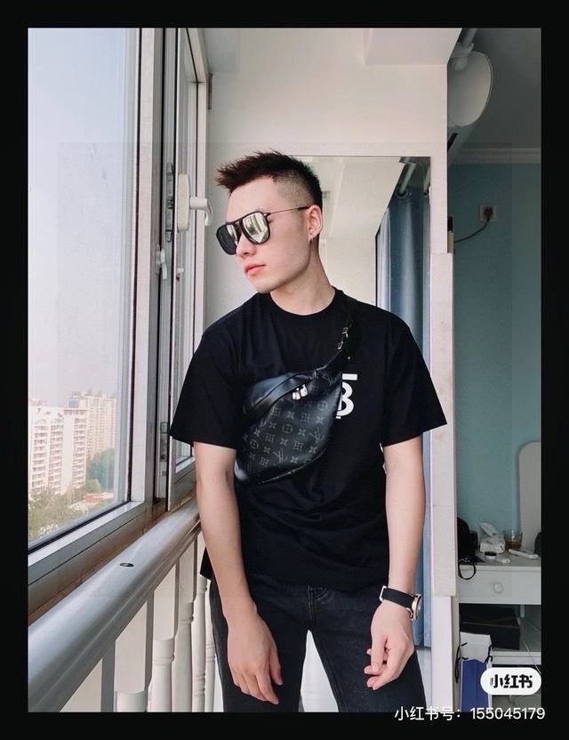 Lv 黑花腰包 这款腰包是男女同款，潮男潮女休闲出行的不二选择。多种背法随意搭配，可做胸包、腰包、斜挎包，一包多用，无论哪种背法，都能完美诠释时尚穿搭。 其实腰