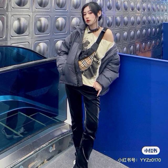 Burberry巴宝莉格纹腰包 别拿腰包不当个正经包，风水轮流转。简直就是搭配利器，潮流感十足，时尚男女必备！这只被分类在男包区，但女生背也完全没问题。 非常休