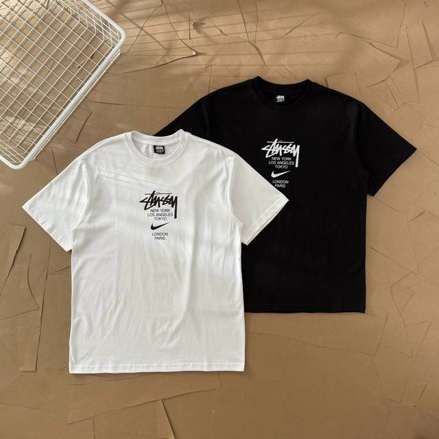 Stussy 斯图西 X Nike 联名系列 胸前Logo印花图案圆领短袖T恤 -标准版型 -男女同款 -纯棉260G双纱纯棉面料 透气性 舒适性 功能性全部都