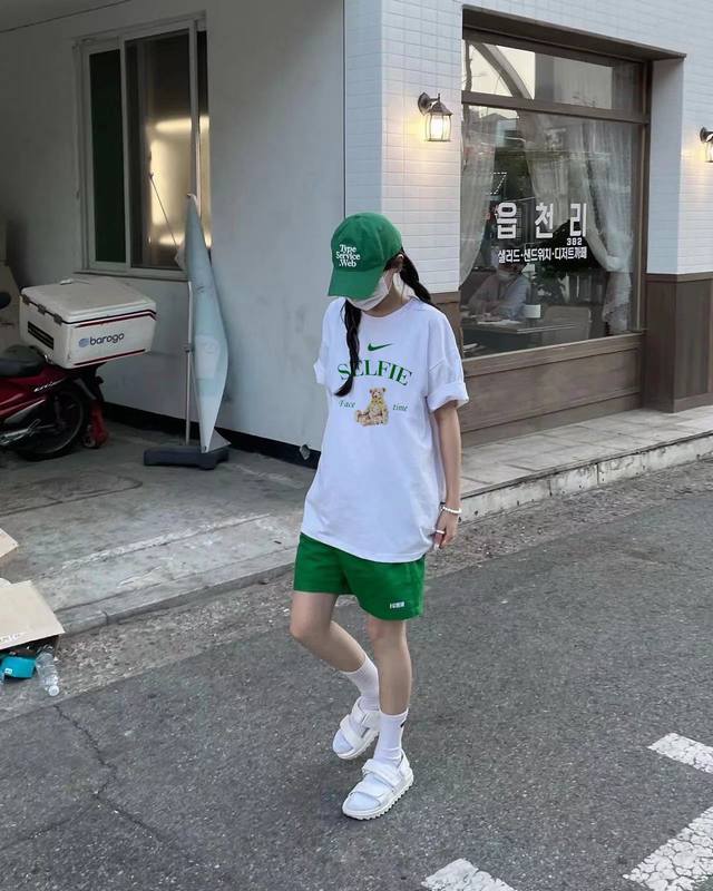 Nike 耐克 清凉一夏小熊情侣短袖T恤 采用260克双砂面料 三针五线做工，领口包包边条 今年火爆的品牌 看到了就忍不住要自留一件 正确纹路立体印花 正确面料